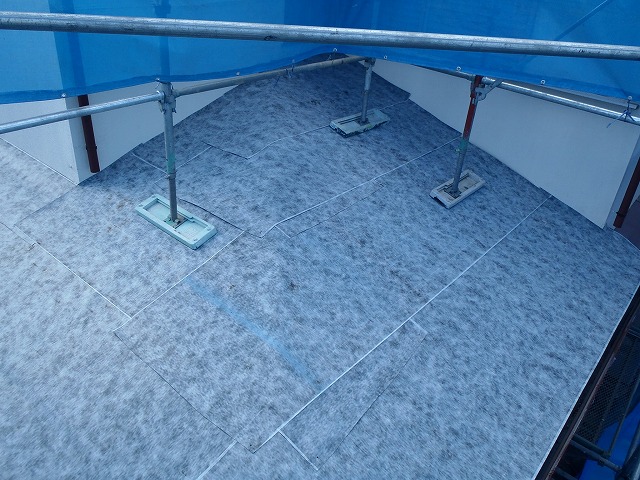 防水シートの上へ新規屋根材設置